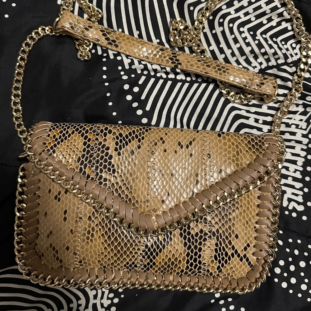 🎀SOLD🎀 Sondra Roberts Beige and Gold Snake Print Crossbody